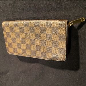Louis Vuitton “Zippy” zipper wallet - amazing condition